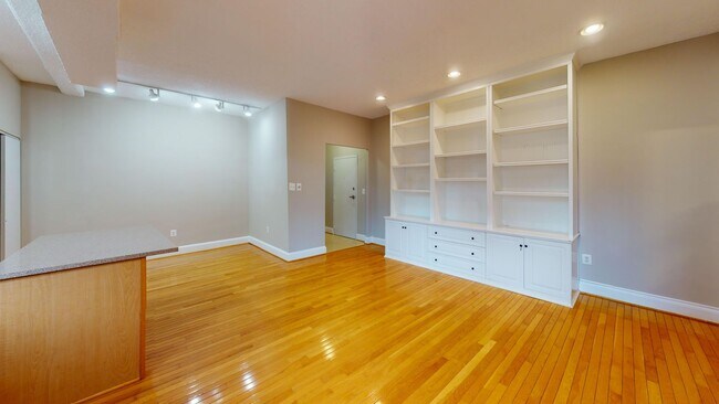 Foto del edificio - Columbia Heights Two Bedroom Apartment W/Private Balcony!