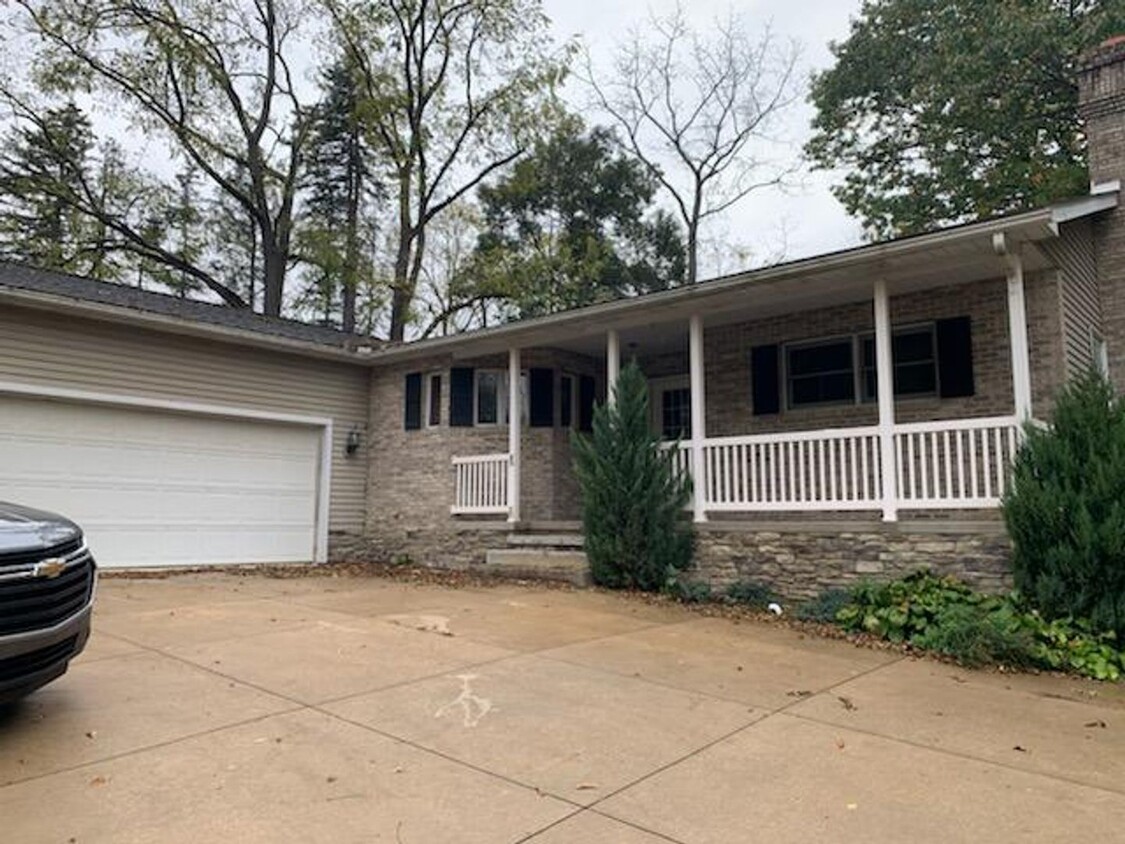 Foto principal - Private 4 Bedroom 2 1/2 Bath House