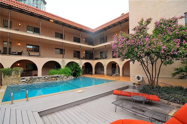 Interior Courtyard View - 505 W 7th St