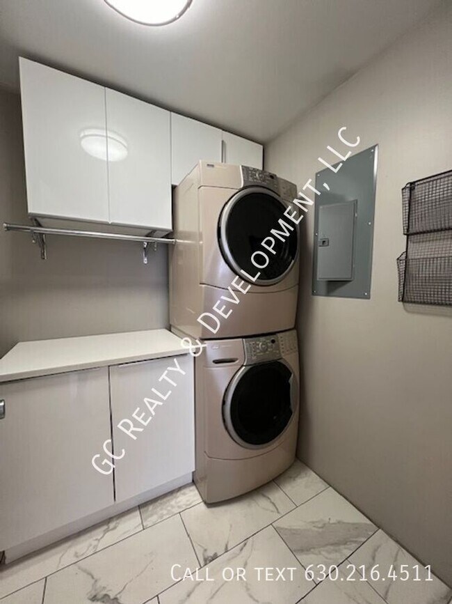 Foto del edificio - ***STUNNING 3-BEDROOM RANCH / VAULTED CEIL...