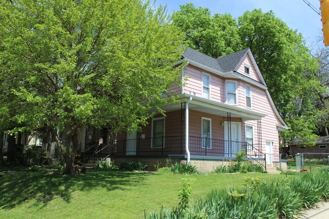 Building Photo - 905 N Winnebago St