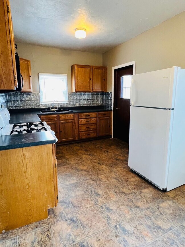 Building Photo - Grandview Plaza Home