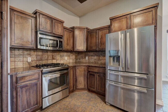 Foto del edificio - Stunning 3 Bedroom Home with Fireplace, Community Amenities & Open Floor Plan