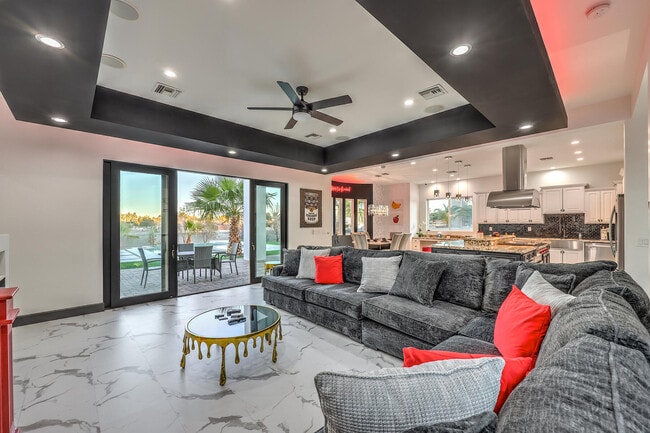 Building Photo - 282 E Maulding Ave