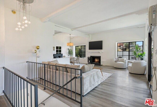 Foto del edificio - 1931 Sunset Plaza Dr