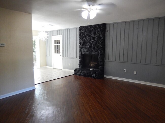 Building Photo - 913 Tamarack Ave