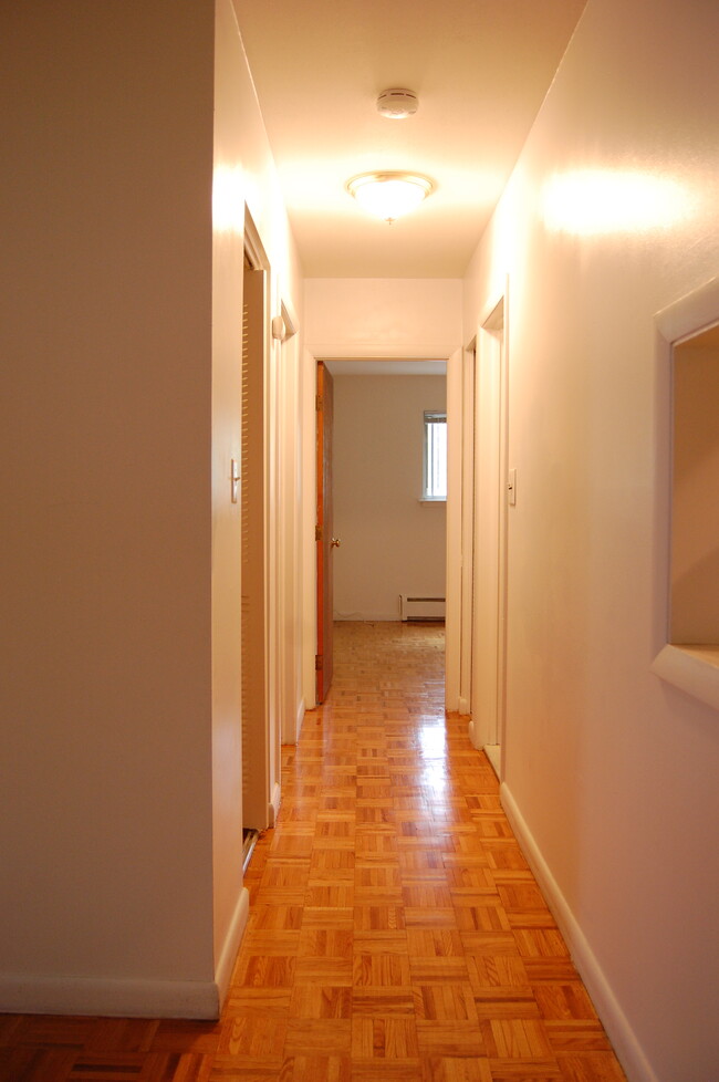 Building Photo - 10 Longwood Dr