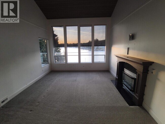 Photo du bâtiment - 4643-4643 Belcarra Bay Rd