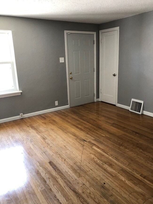 Building Photo - Beautiful Updated 2 Bedroom Home! A Must See!