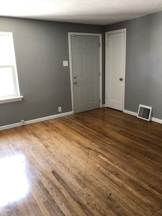 Foto del edificio - Beautiful Updated 2 Bedroom Home! A Must See!