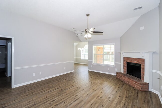 Foto del edificio - 4092 Hidden Fern Ln N