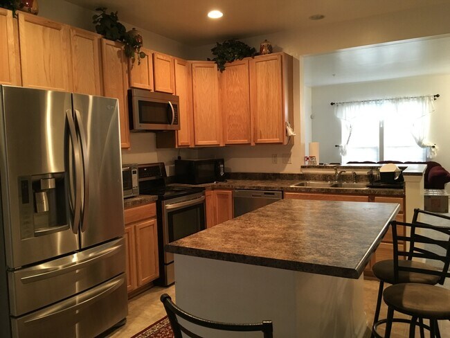 Foto del edificio - Three-Bedroom Townhome in Wyndholme Woods ...