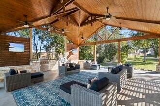 Building Photo - 3101 Vista Dr