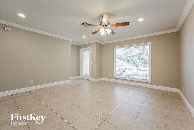 Building Photo - 516 SE 17th Ave