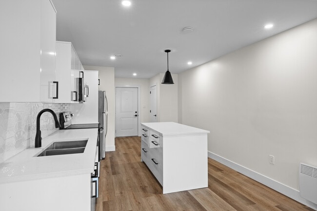 Building Photo - 710 Water St E