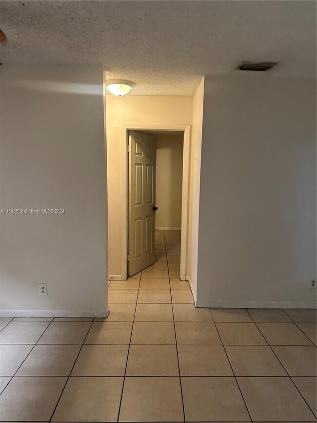 Foto del edificio - 2302 Coral Springs Dr