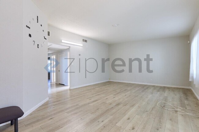 Building Photo - 915 N Holly St