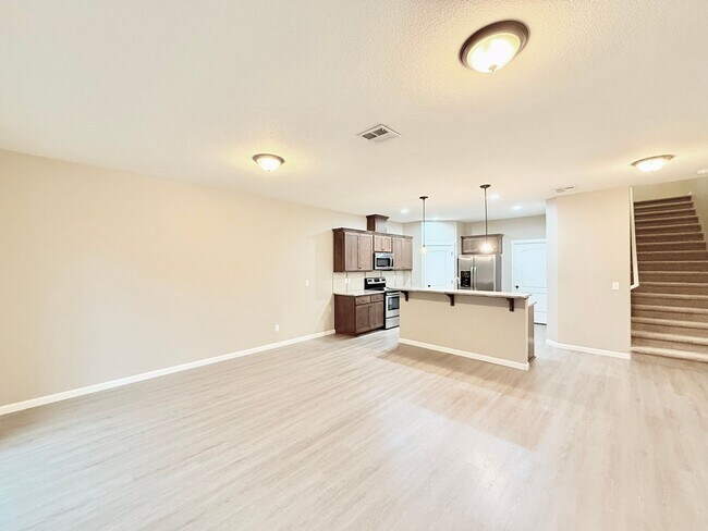 Foto del edificio - Gorgeous 3 bedroom 2.5 bathroom 2 car garage Home- Evergreen High School