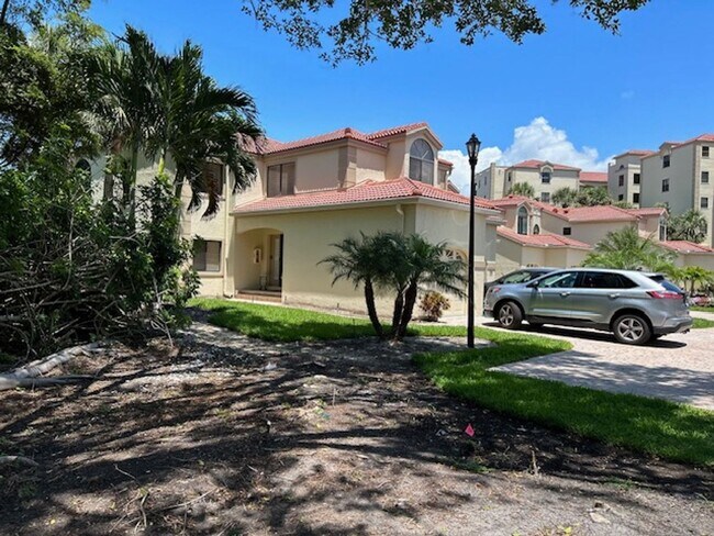 Foto del edificio - **CALAIS OF PELICAN BAY**3 BEDS/2BATHS COA...