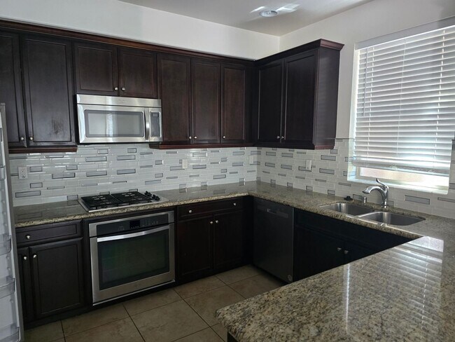 Foto del edificio - Large 3 Bed 2.5 Bath