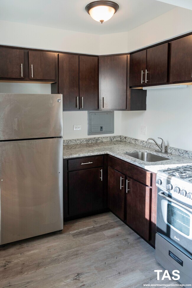 Foto del edificio - 6211 N Kenmore Ave