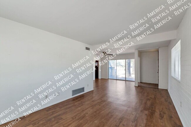 Building Photo - 947 N Alvernon Way