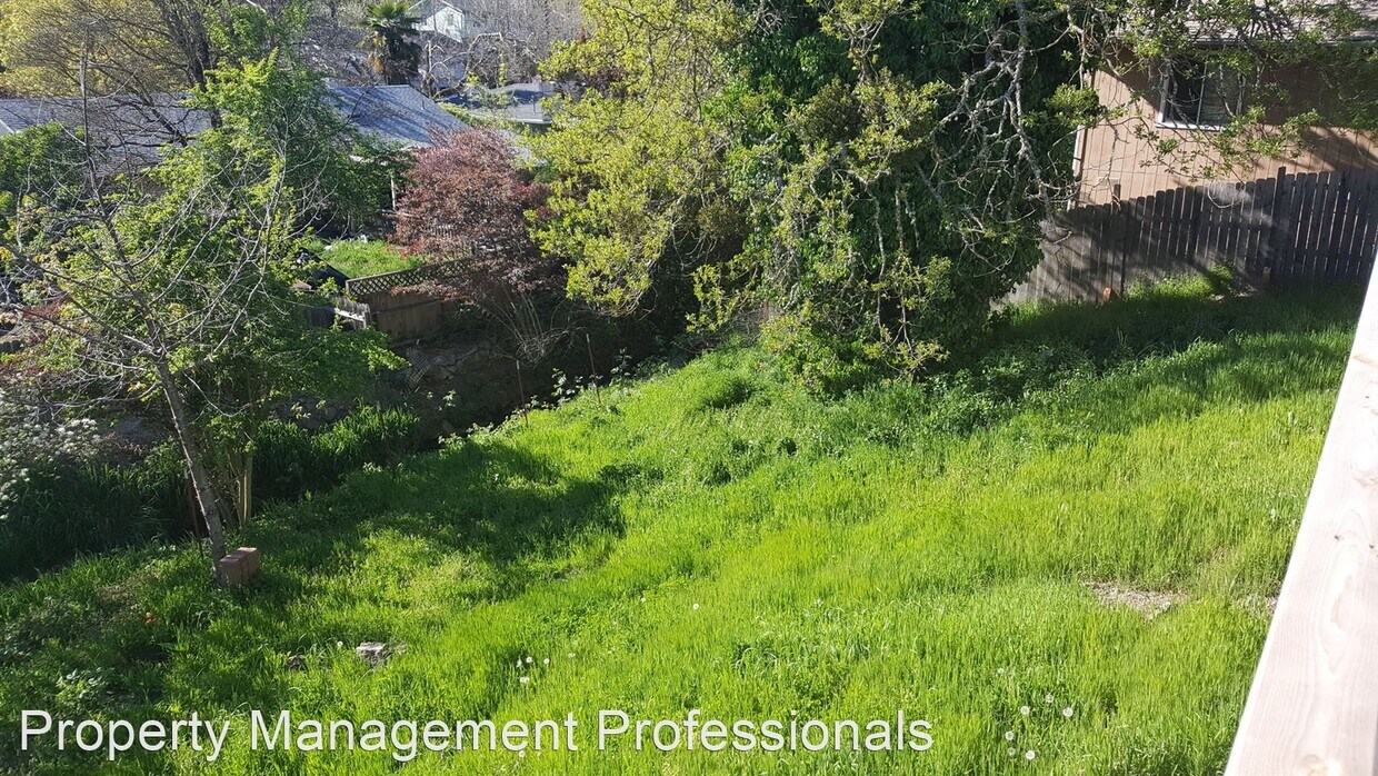 3 br, 2 bath House 914 NE 10th Street House Rental in Grants Pass