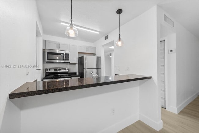 Building Photo - 12101 NE 6th Ave