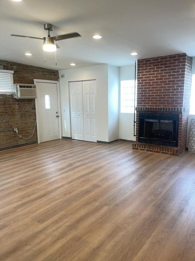 Building Photo - 1526 N Artesian Ave