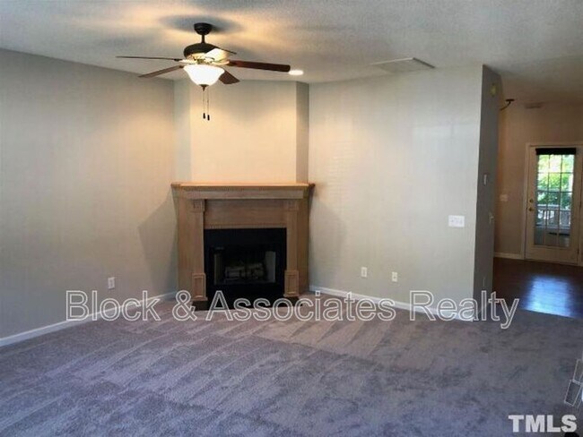 Foto del edificio - 340 Silverberry Ct