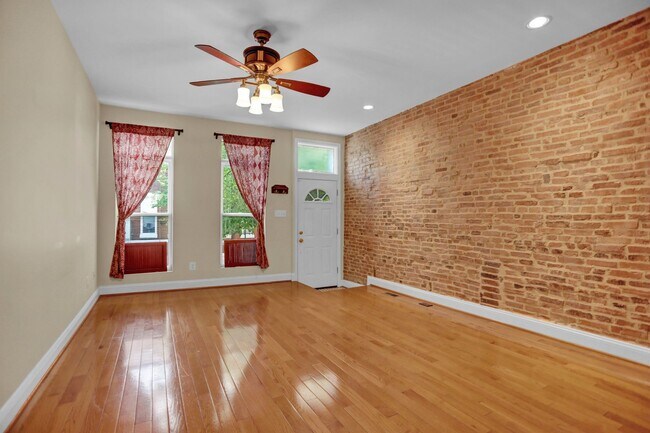 Building Photo - Upscale and Sophisticated Townhome in Char...