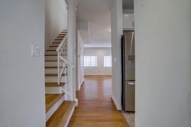 Foto del edificio - 852 N Poinsettia Pl