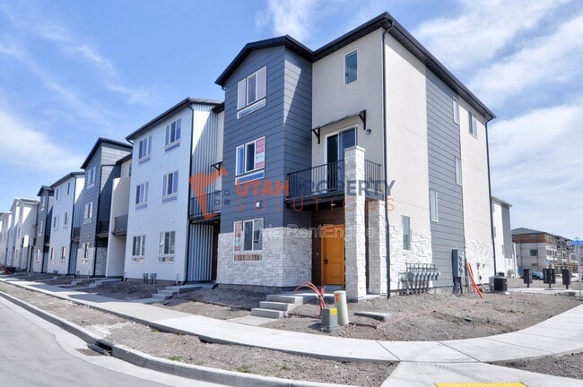 Building Photo - 1058 W 360 S
