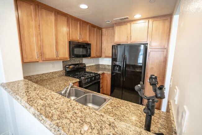 Building Photo - Esperto 2 Bedroom Townhome for Rent in Val...