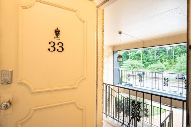 Foto del edificio - 1745 Jack Warner Pkwy