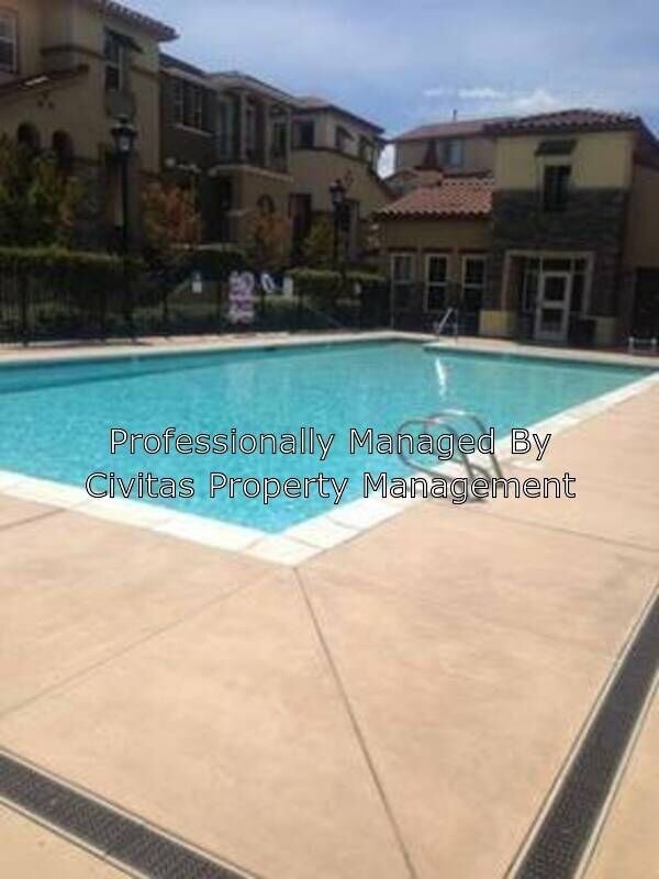 Foto del edificio - Newer 2/2 Townhome - Bonus Room Pool and More