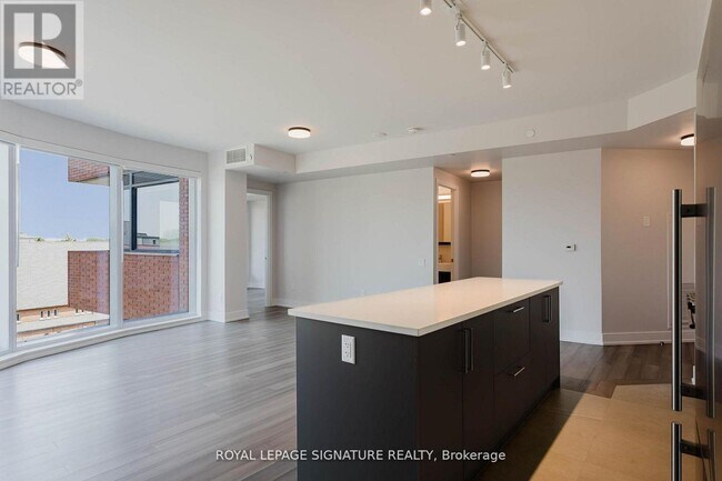 Photo du bâtiment - 2525 Bathurst St