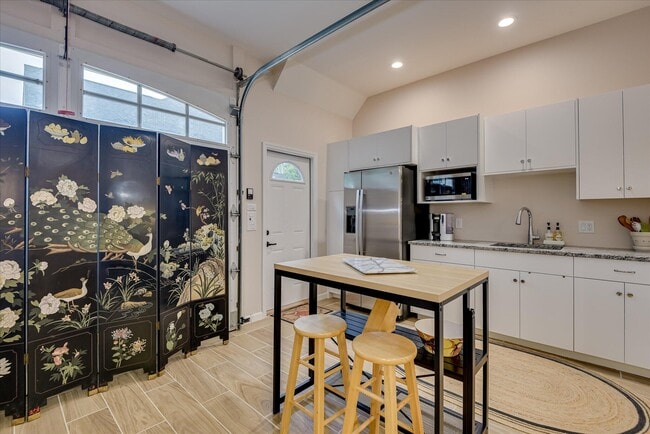 Foto del edificio - 651 Oak Meadow Ln