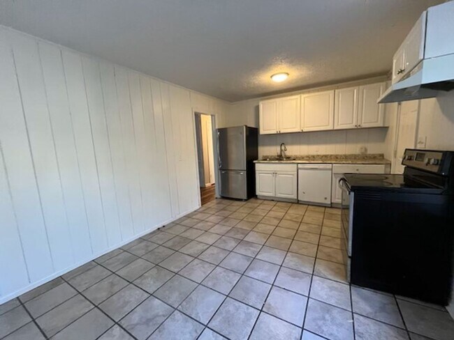 Building Photo - FREE RENT!! Welcome to your dream home in ...
