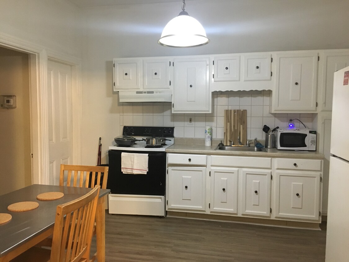 kitchen - 424 W 4th St