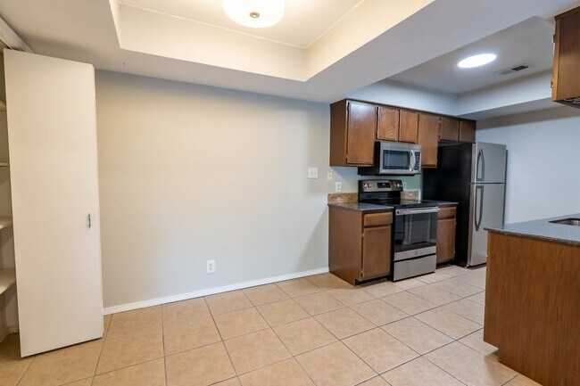 Building Photo - Charming 2 Bed/ 2 Bath Condo in South Tulsa!