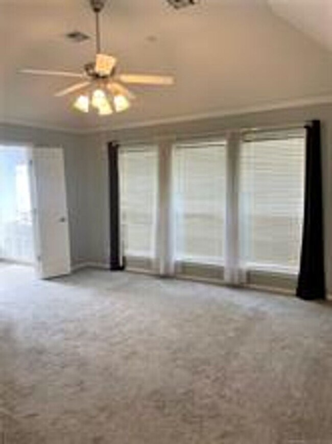 Foto del edificio - Beautifully kept 1.5 story home with 3 lg bedrooms (game room could be a 4th bedroom).
