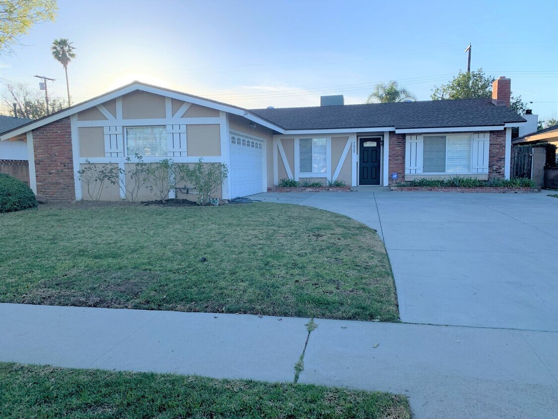 Foto principal - Newly Remodeled 3 Br 2 Ba Home in West Hills