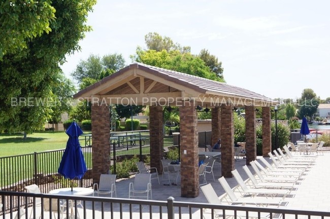 Building Photo - 5200 S Lakeshore Dr