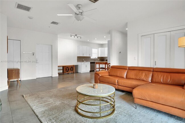 Building Photo - 555 E Dania Beach Blvd