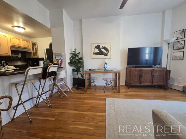 Foto del edificio - Magnificent 2BR in north Park Slope