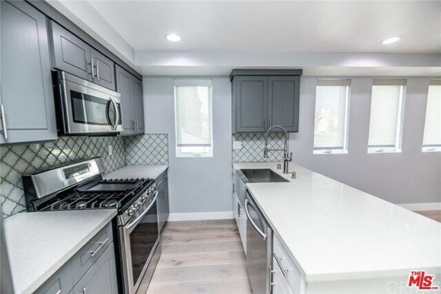 Building Photo - 1118 N Heliotrope Dr