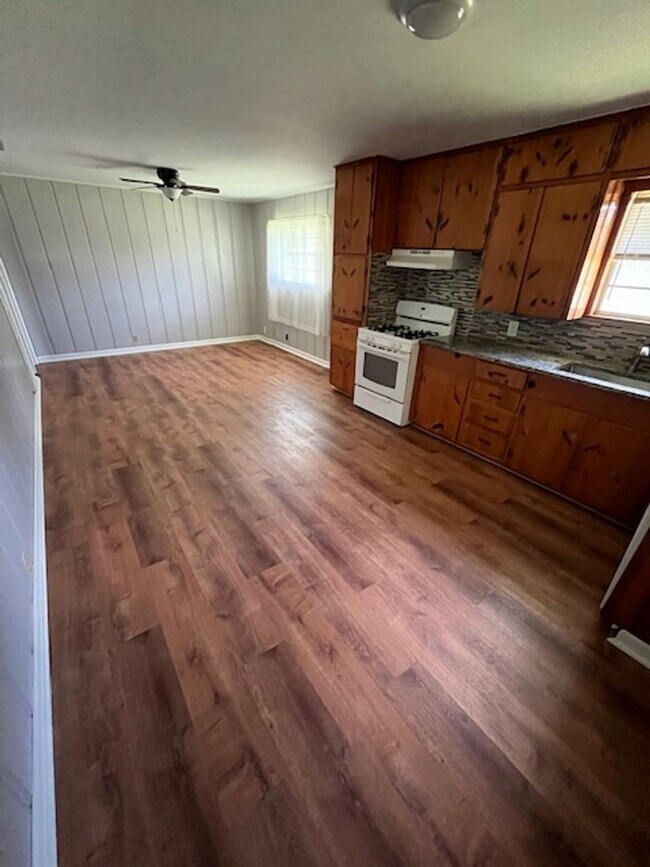 Building Photo - 1302 w 13th street 2 bed 1 bath - $900/mo.