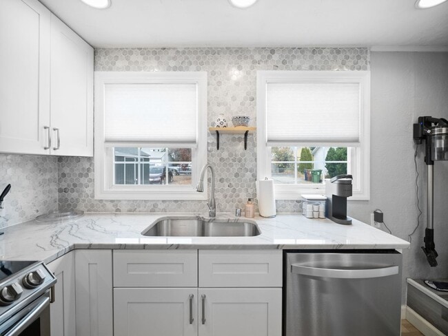 Building Photo - 2 bedroom/1 bathroom in North Spokane-cozy...