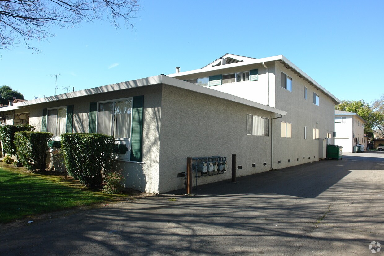 Building Photo - 1385 Lexington Dr